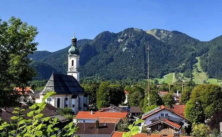 Gemeinde Lenggries mit Kirche, Dorf und Kirchturm, hier findet eine Hochzeit mit der Hochzeitsband und Partyband aus München und Bayern IsarSix statt