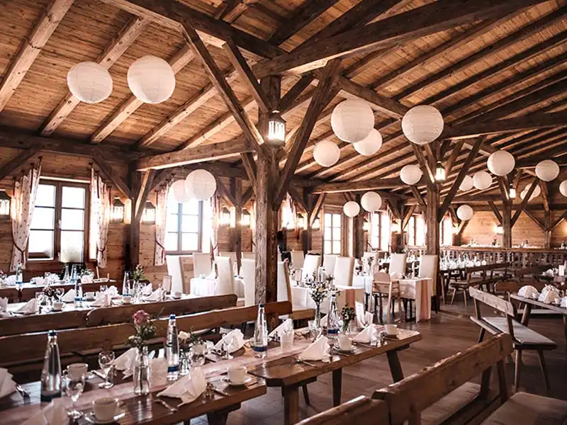 Landgasthaus zur Linde, Eventstadl, hier findet die Hochzeit mit der Hochzeitsband IsarSix aus München und Bayern statt. Wir sind deine Band für Hochzeit im Eventstadl