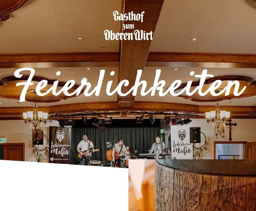 Feierlicher Saal in Gilching mit Partyband aus Gilching im Hintergrund, welche die Hochzeitsband in Gilching für eine Veranstaltung mit Hochzeitspaar in Gilching im Gasthof zum oberen Wirt ist. Braune und beige Töne mit Bühne im Hintergrund und braunem Holzfass sowie wie Text "Feierlichkeiten" in Gilching bei München.