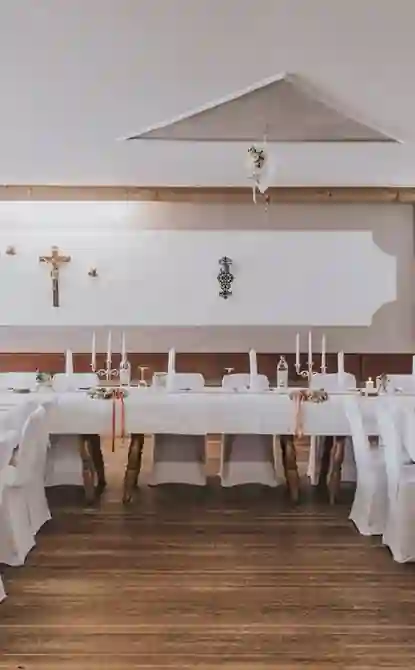 Band fuer Hochzeit aus München und Bayern in Oberbergkirchen bei München. Das Bild zeigt den Saal des Wirt z'Irl in Oberberkirchen in weiß gedeckt und mit Holz und vielen Holzfarben. Hier spielt die Partyband aus München IsarSix eine Hochzeit. Wir sind deine Band für Hochzeit in Oberbergkirchen und deine Hochzeitsband in Oberbergkirchen