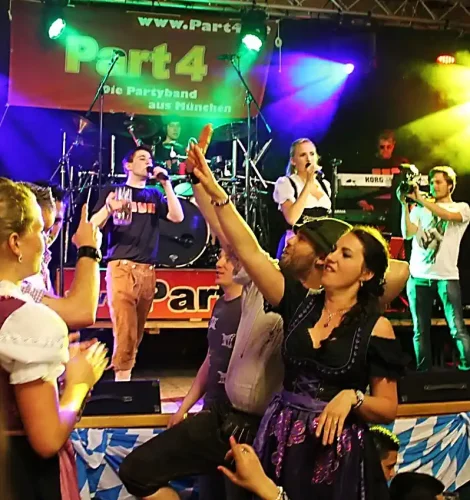 Foto im Festzelt, beim Bierfest und auf der Bühne mit Lichtshow von der Partyband Band für Festzelt in München und Bayern